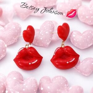 BETSEY JOHNSON KISSY LIPS EARRINGS NWOT